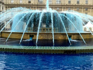 Blaues Wasser im Brunnen am Piazza de Ferrari