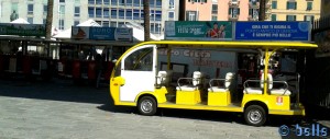 gelber Gratis-Bus am Porto Antico