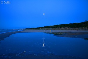 Der Mond spiegelt sich in dem kleinen See bei Termoli