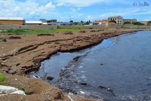 Der „Kaffe-Strand“ mit dem schwarzen Wasser