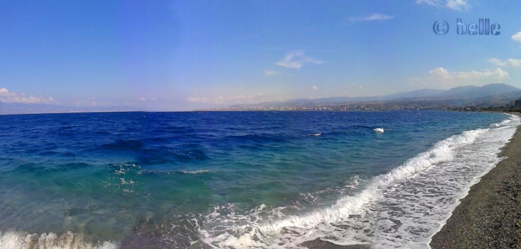 Sturm und Wellen am Strand von Pellaro mit Blick auf Reggio Calabria