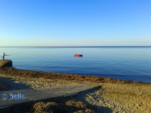 Herrenloses Boot am Strand von Marsala – will der Fischer es etwa einfangen? Dieses Photo gab es heute Morgen auch an die WhatsApp-Gruppe.