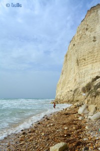 Baffo und Nicol vor dem imposanten Felsen am Ende des Strandes. ...wer findet Nicol???