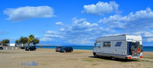 Unser Stellplatz am Strand von Agnone Bagni – dahinter der Ätna