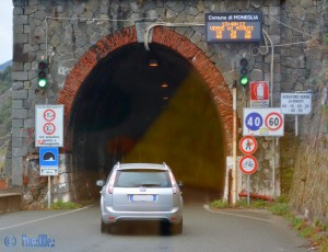 Passen wir hier durch? Wir versuchten es und kamen 3 Tunnel weit...