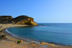Playa la Carolina mit Höhlen