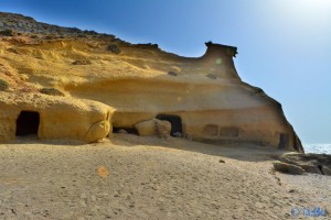 Höhlen im Fels von Playa la Carolina