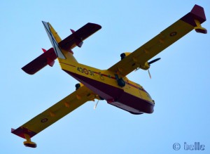 Eines der Lösch-Flugzeuge – vollgetankt zurück zum Brandherd - Praia de Cesantes