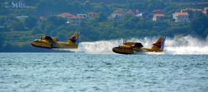 Lösch-Flugzeuge – eines fertig mit tanken und im Abflug, das andere tankt noch - Praia de Cesantes