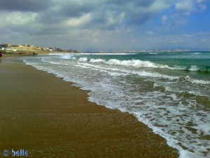 Strand von Los Arenales del Sol – im Hintergrund Alicante