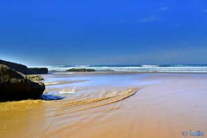 Plage Tamri – Marokko – die Flut drängt in die Felsen