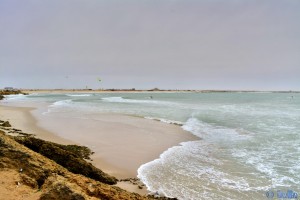 Kite-Surfer und Surfer am Weststrand von Dakhla – Marokko