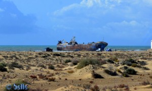 Schiffswrack nahe dem Hafen von Laâyoune (El Marsa) mit dem Namen: "Que sera sera" (was sein wird, wird sein..)