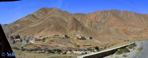 Ein kleines Bergdorf klebt an den Hängen der Berge - On the Road - Anti Atlas – Marokko