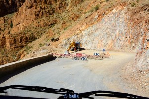 Baustelle in einer Haarnadel-Kurve – Rückfahrt - Gorges du Dadès, Marokko