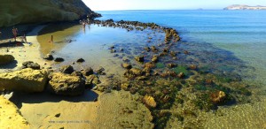 Kleiner, natürlicher Badeteich am Playa de las Palmeras – Spain