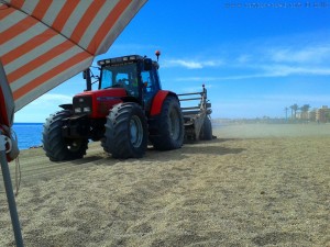 Trecker bei der Arbeit - um viertel vor 12... Playa las Salinas – Spain