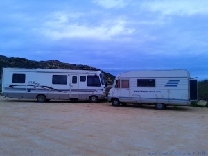 Noch so ein Kuschelcamper – öhhhm – Knutschcamper - Praia da Bordeira – Portugal