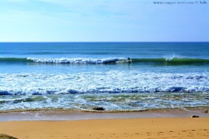 Surfer am Praia do Vale do Olival - Armação de Pêra – Portugal