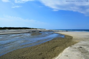 Der Río Cabanas wird hier am Strand vermutlich bald Vergangenheit sein - Praia de Afife – Portugal
