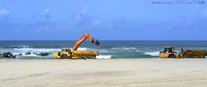 Schwere Baumaschinen täglich am Praia de Afife – Portugal