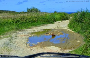 Schlaglöcher und grosse Pfützen auf dem Weg zum Praia de Santa Comba – Spain