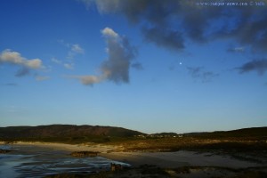 Bald Vollmond am Praia de Santa Comba – Spain