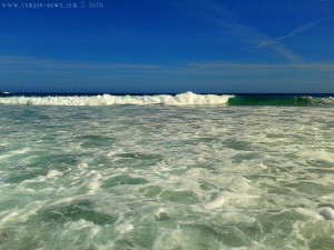 Kräftige Wellen auch bei Ebbe am Praia de Santa Comba – Spain