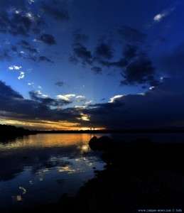 Sunset at Embalse de Valparaíso – Spain – Vertikal-Panorama-Bild