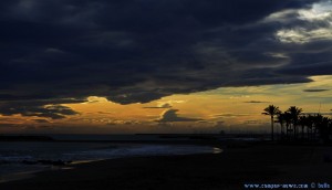 Beim Spaziergang – früher Sonnenuntergang am Cunit Playa – Spain