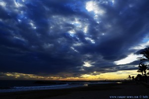 Beim Spaziergang – früher Sonnenuntergang am Cunit Playa – Spain