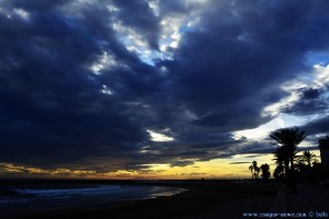 Beim Spaziergang – früher Sonnenuntergang am Cunit Playa – Spain