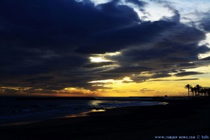 Beim Spaziergang – früher Sonnenuntergang am Cunit Playa – Spain