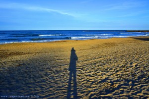 Lange Schatten am Platja L'Almadrava – Spain