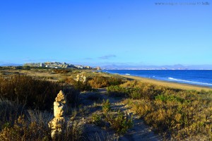Steintürme am Playa de Los Arenales del Sol – Spain