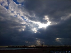 Um halb 11 schaut es noch nicht besser aus → dicke fette Wolken am Playa de Torre Derribada - San Pedro del Pinatar – Spain
