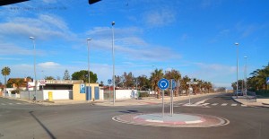 Wieder ein spartanischer Kreisverkehr in Urbanització Eucaliptus - Spain