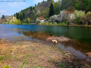 Nicol nimmt sogleich ein Fussbad und ist happy - Lago di Osiglia – Italy