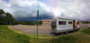 Dunkelschwarz - Rast an einer Autobahnraststätte – Italy