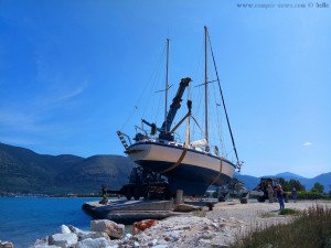 Ein grosses Segelboot wird ins Meer gehievt - Platariá – Greece