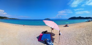 Strandplatz am Nachmittag vor den Inseln Xifios und Xeronisi bei Nea Iraklitsa – Greece