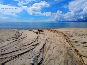 Tiefe Spuren vom Regen am Portofino Beach – Greece