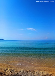 Kristallklares Wasser am Tristínika Beach – Greece