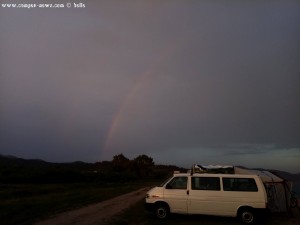 Regenbogen am Tristínika Beach – Greece