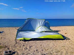 Nach dem zweiten Sturm noch ein bisschen mehr kaputt - Das Zelt am Tristínika Beach – Greece