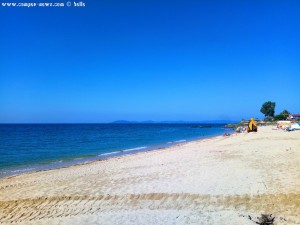 Der Strand wird gereinigt - Tristínika Beach – Greece