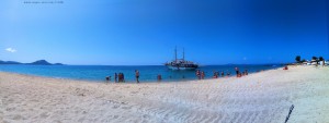 Das tägliche Schiff am Tristínika Beach – Greece