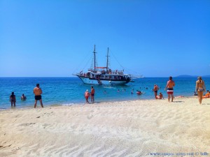 Das tägliche Schiff am Tristínika Beach – Greece