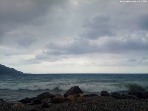 Unruhiges Meer nahe Paralía Kímis – Greece