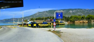 Jetzt wird die Brücke geschlossen, denn es kommt gleich ein Schiff - versenkbare Brücke am Kanal von – Greece